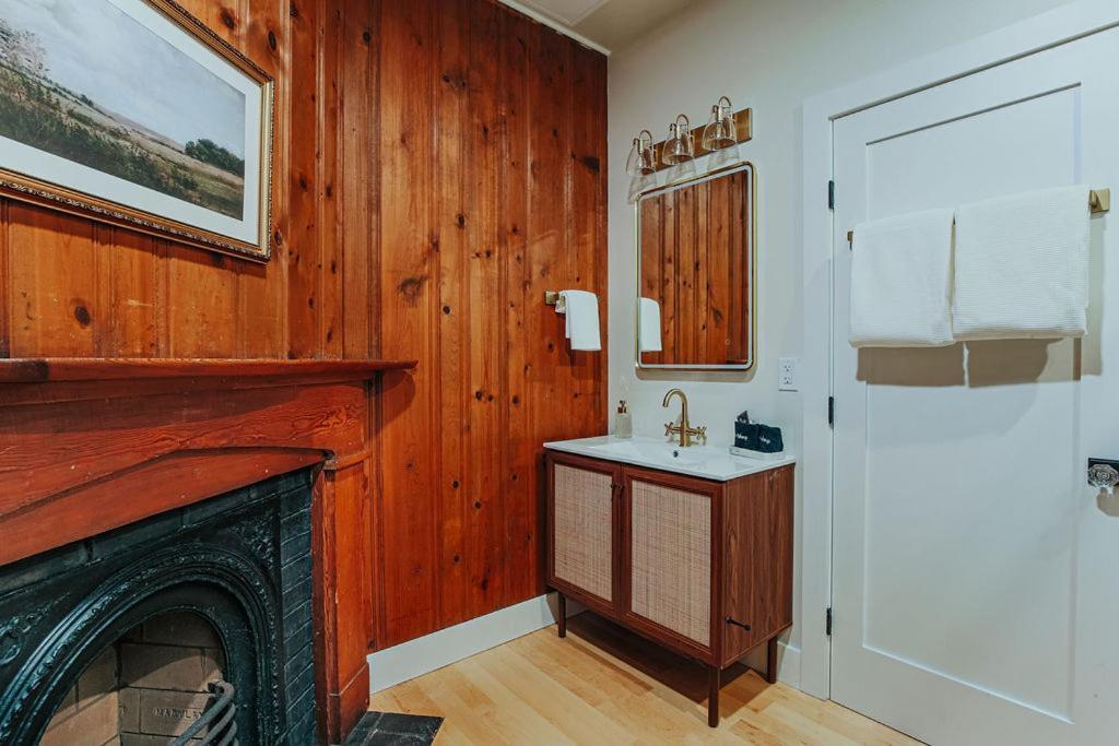 Barristers Row Hotel Staunton Room photo