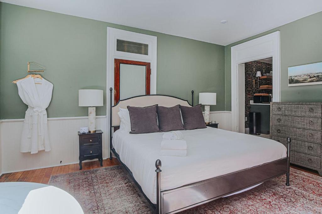 Barristers Row Hotel Staunton Room photo