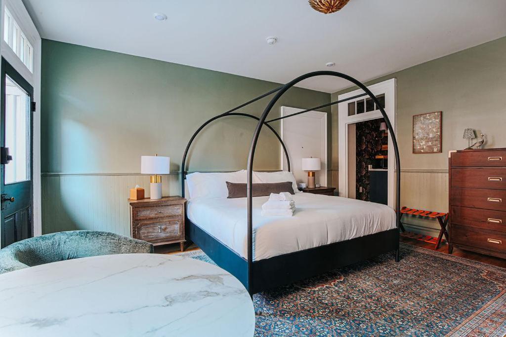 Barristers Row Hotel Staunton Room photo